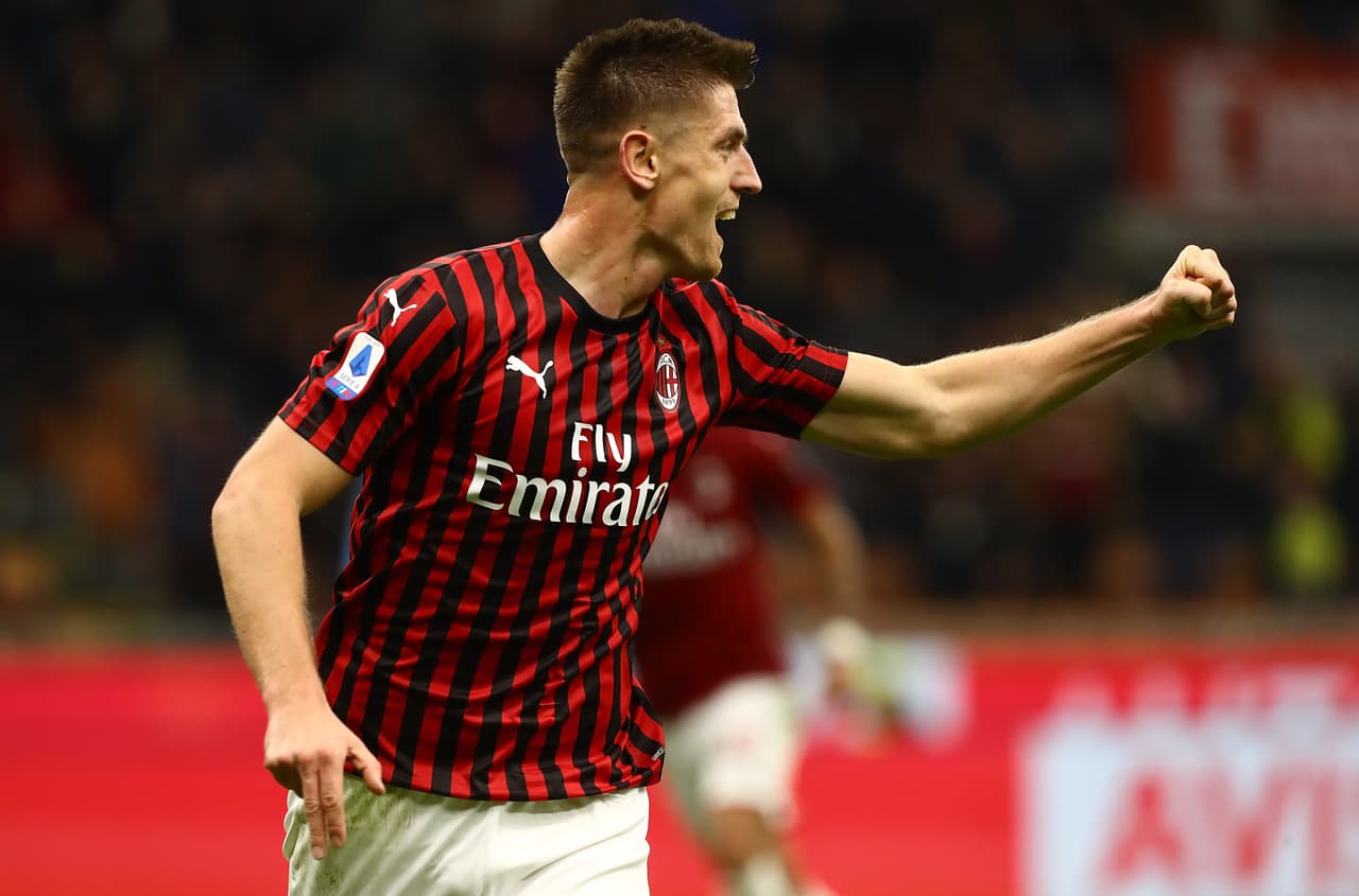 Krzysztof Piatek del AC Milan celebra su gol.