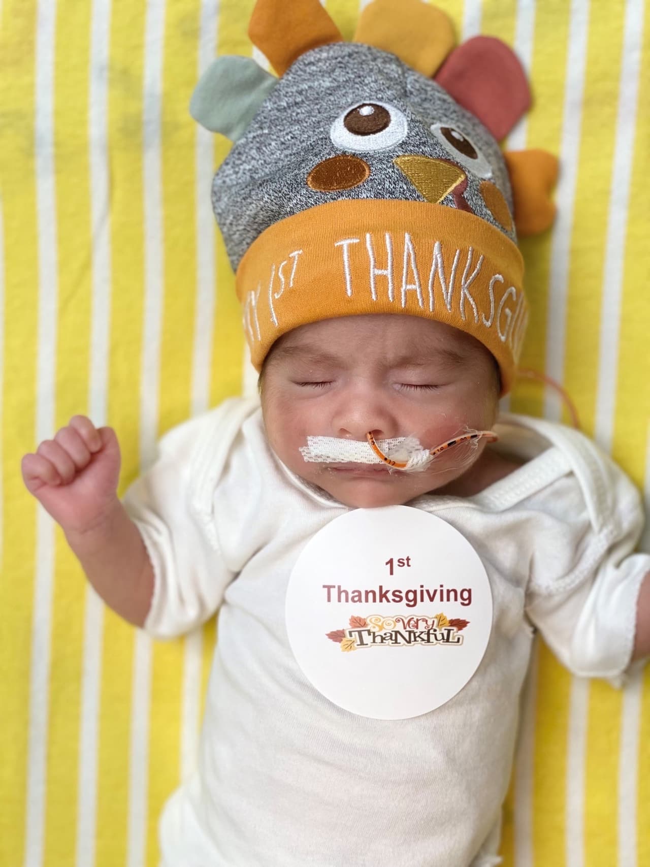 El pequeño Jaime en Irving porta un sombrero de Thanksgiving muy grande y lindo para celebrar su nacimiento.