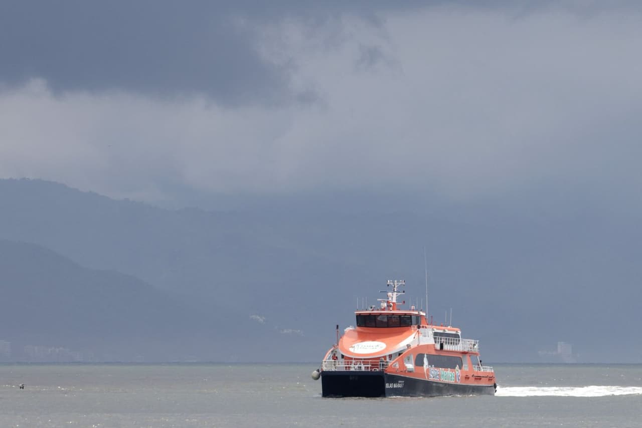 Un ferry con 80 personas evacuadas de la comunidad de Yelapa por personal de la Marina mexicana llegó a las instalaciones de la Zona Naval 12 en Puerto Vallarta, estado de Jalisco, México, el 10 de octubre de 2026, ante la posible llegada del huracán Simón. El huracán Simón se intensificó hasta convertirse en una poderosa tormenta de categoría 4 mientras se desplazaba hacia la costa oeste de México, donde se esperaba que tocara tierra entre la noche del 10 de octubre y la madrugada del 11 de octubre.