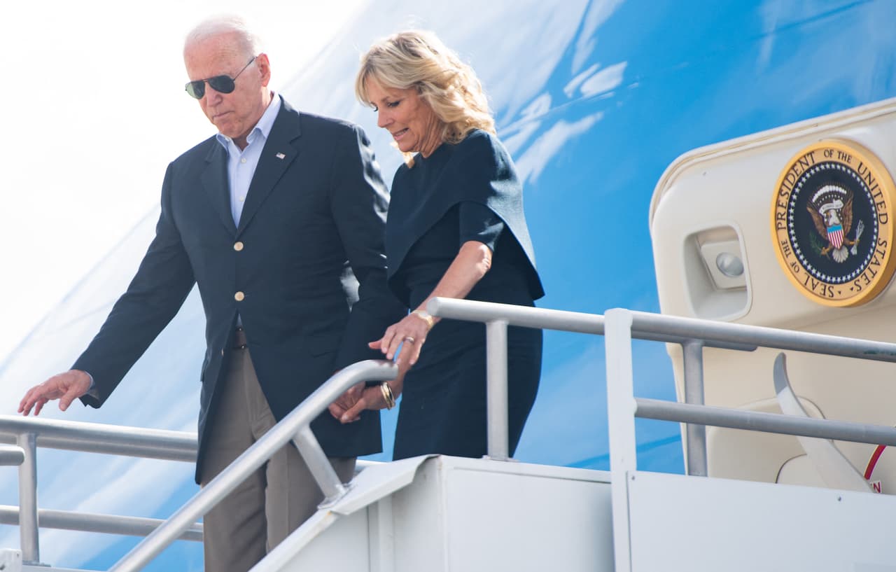 Biden y su esposa Jill llegaron a Florida exactamente una semana después del colapso del condominio frente a la playa en la ciudad Surfside. Los trabajos de rescate se detuvieron en la mañana debido a preocupaciones sobre la estabilidad de la sección que aún estaba en pie.