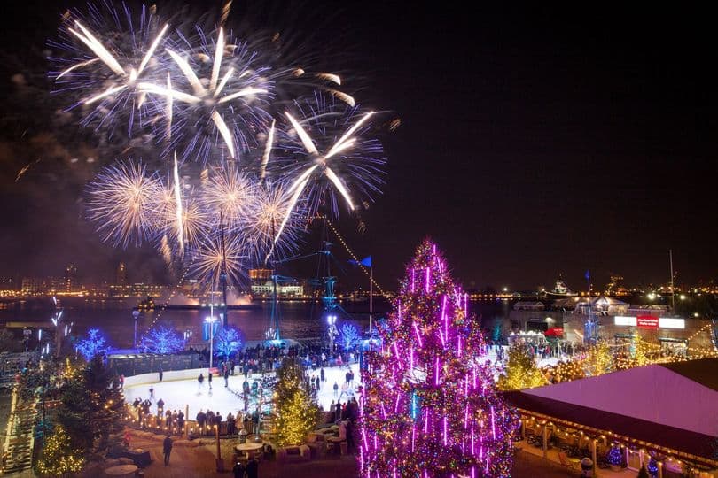 El espectáculo de medianoche se llama P-A-R-T-Y y presenta música de artistas cuyos nombres explican adecuadamente la palabra "fiesta". Disfruta de la brillante exhibición mientras escuchas canciones de Pink, Avicii, Robyn y Rihanna, Taylor Swift y Yanni y Yolanda Adams.