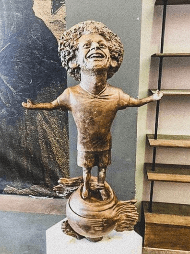 Como un Dios prehispánico, así se ve Salaha en su pequeña estatuilla.