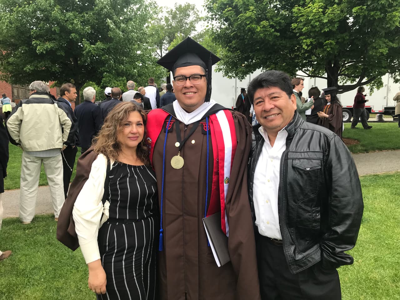 Esta es la historia del dreamer que en su graduación contó que de niño había limpiado los baños de esa prestigiosa universidad