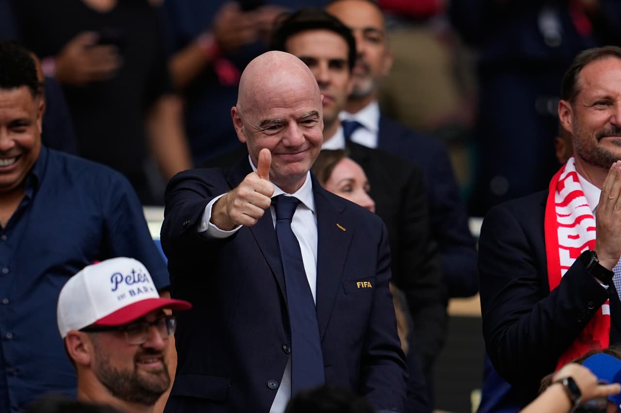 Casi 60,000 millas y más de 100 horas en el aire: los vuelos de Infantino durante la Copa del Mundo