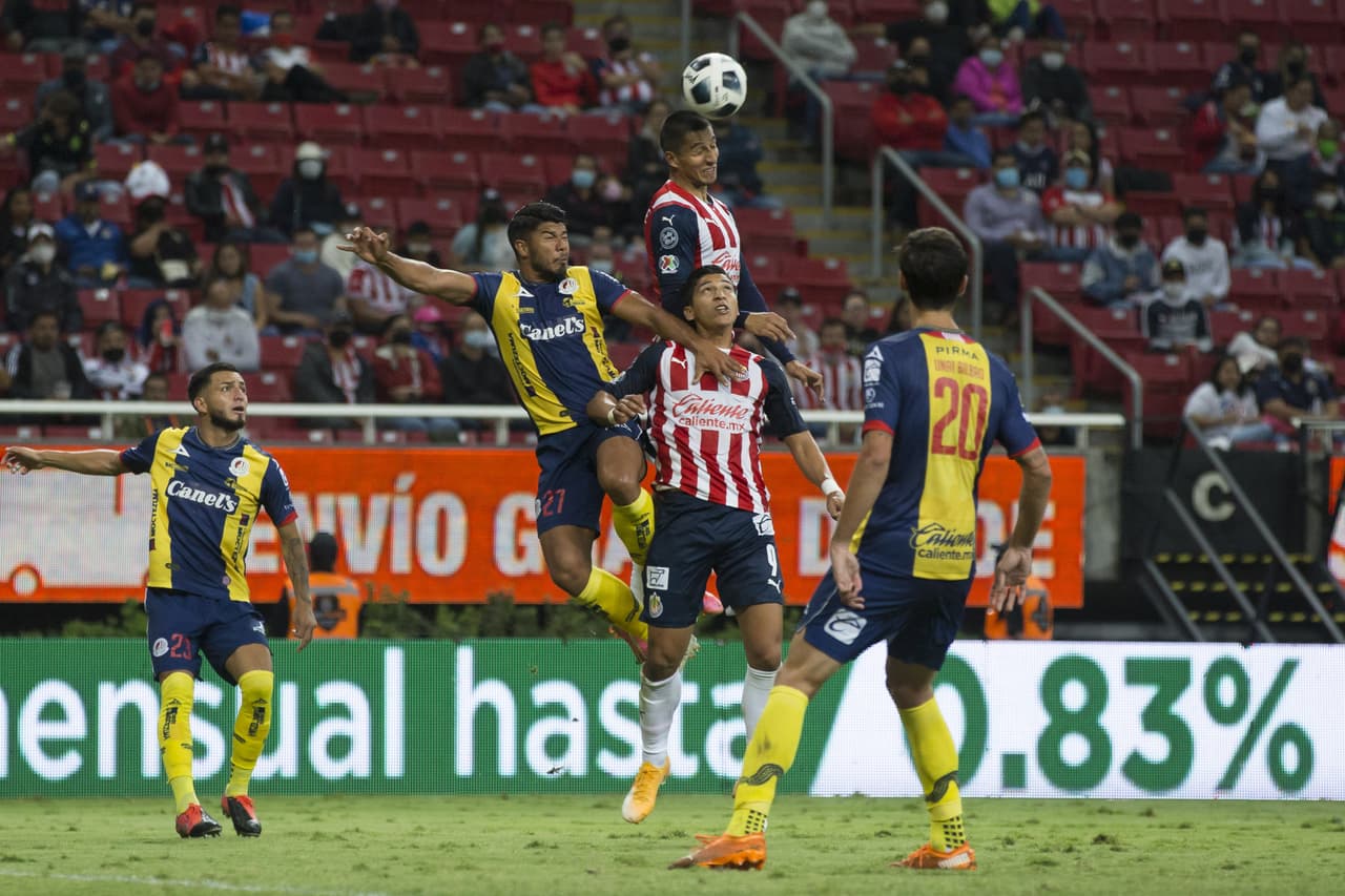 Para el segundo tiempo, Chivas mejoró en muchos aspectos gracias a los cambios de Víctor Vucetich. El gol parecía llegar.