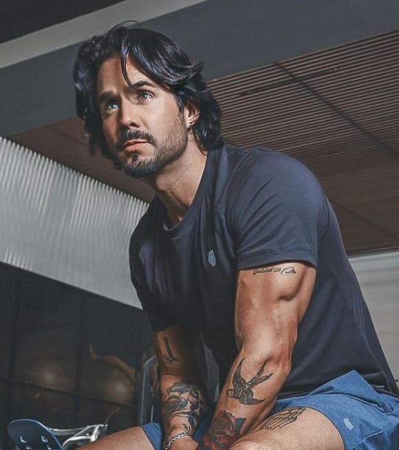 "Es súper lindo tenerla aquí porque es una mujer muy detallista… Y me encanta, porque
<b> </b>una pareja también es para hacer equipo, para apoyarnos en los proyectos, ella sabe mucho de eso y para mí es importante contar con su respaldo”, dijo en una entrevista para TVyNovelas.