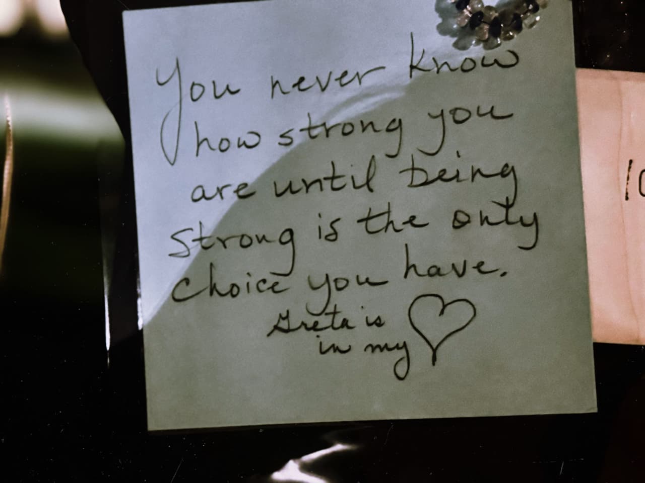 “
<b>Una de mis amigas arriesgó su vida para rescatar a las pequeñas</b>”, relató, visiblemente conmovida, una joven consejera durante la ceremonia. Su testimonio conmovió a los presentes, quienes guardaron un respetuoso silencio.
<br>