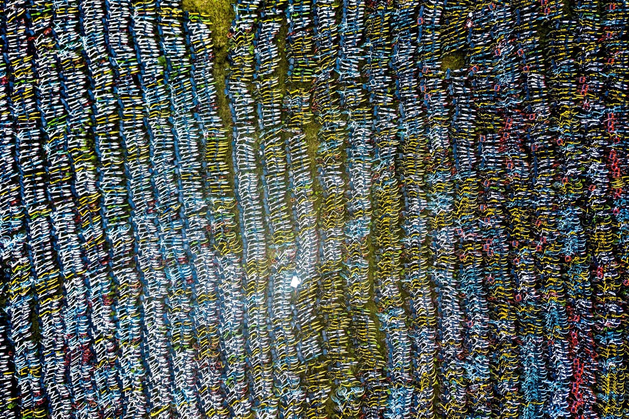 <b>Un mar de bicicletas en China.</b> El uso compartido de este ecológico medio de transporte ha sido un éxito en el gigante asiático. El sistema donde los usuarios toman una bici pública en la calle y la dejan al llegar su destino ha hecho que se cuenten más de 10 millones de unidades de ese tipo en las calle de ese país. La fotografía es de un campo lleno de bicicletas públicas en Hangzhou, provincia de Zhejiang, China.