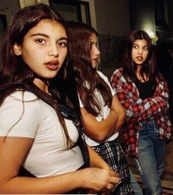 También tuvo una participación en la afamada serie 'Berverli Hills 90210' con su hermana Klohé y Kourtney haciendo de ellas mismas.