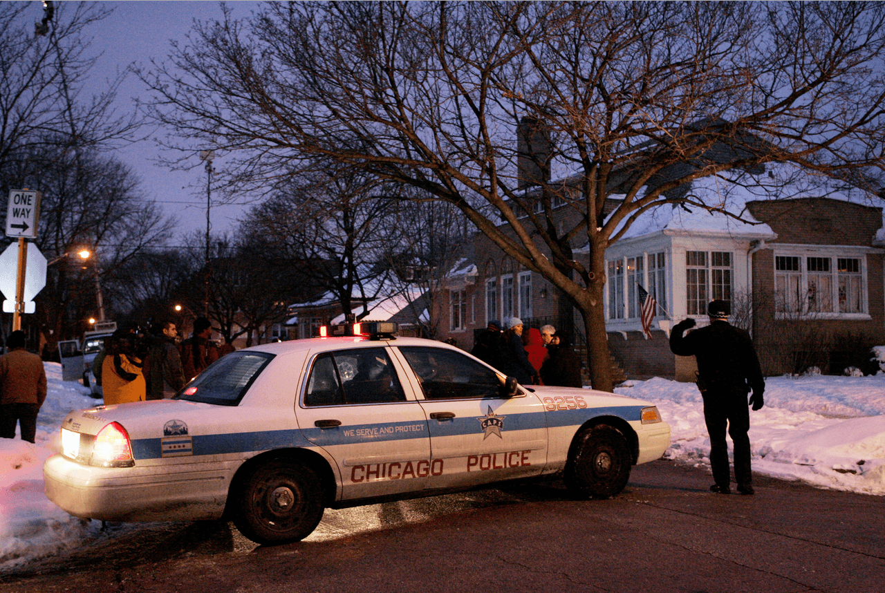 Gritando “¡Dame todo lo que tienes!” y sometiendo a víctimas a punta de pistola, asaltan a residentes en West Garfield Park y Homan Square