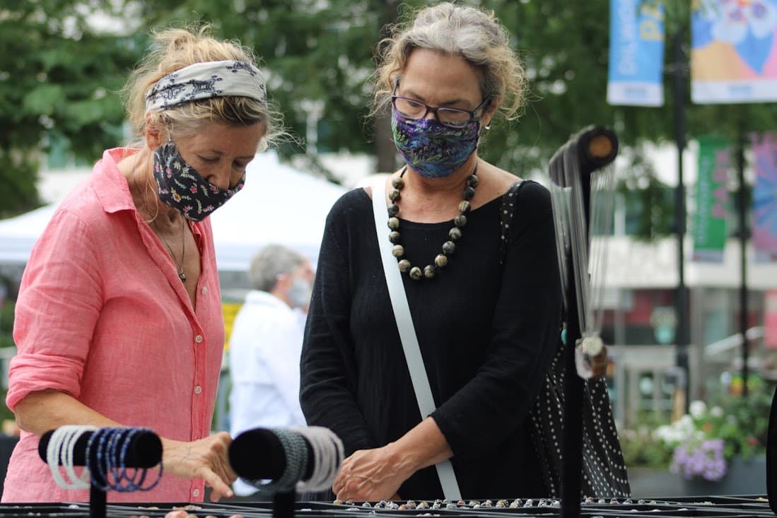 Los compradores pueden esperar más de 60 vendedores instalados en docenas de puestos de madera y carpas ventiladas.