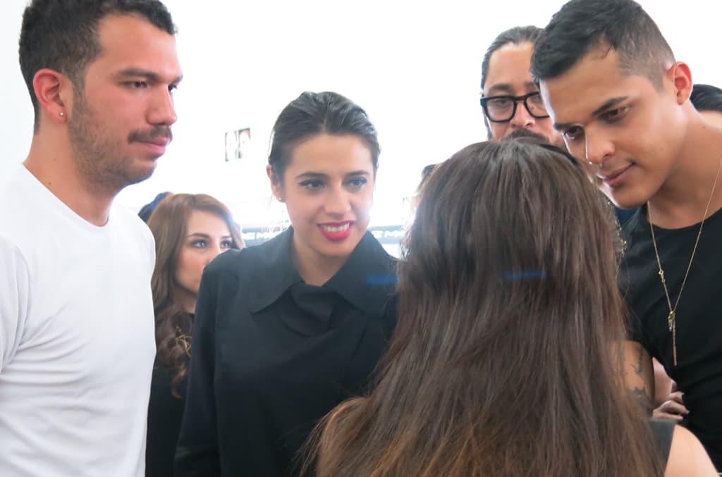 El diseñador y la makeup artis Bety Cisneros checan los detalles del maquillaje.