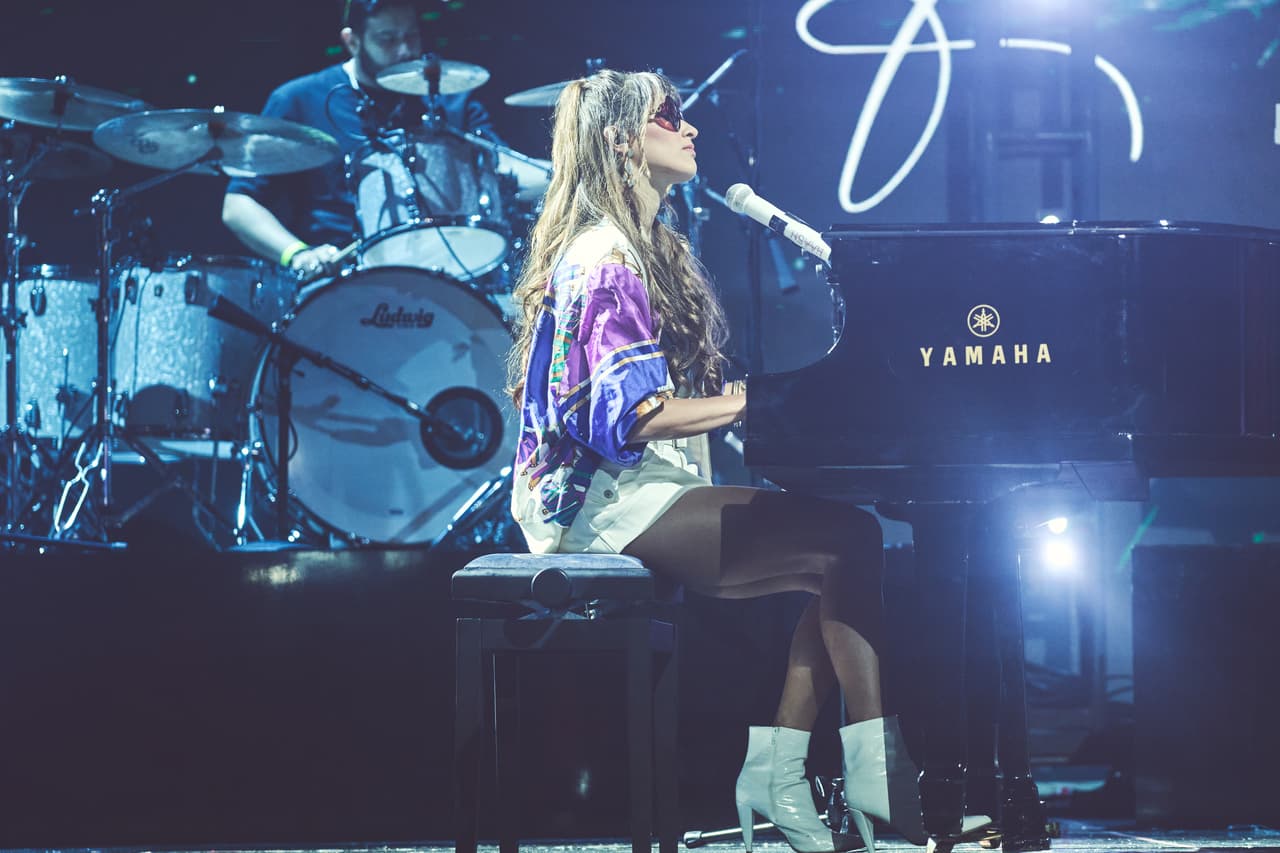 Además, gracias a sus compociones las llevaron a conseguir un lugar entre los nominados a Mejor Álbum Pop.