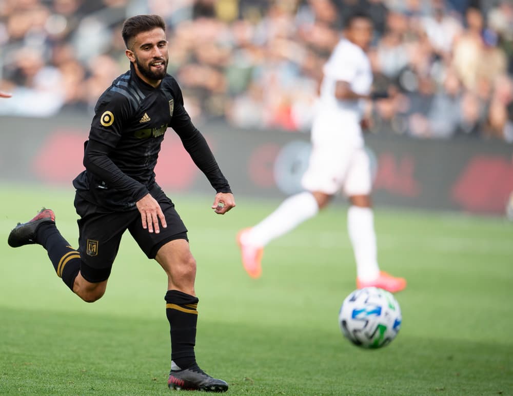 A Diego Rossi se le va el balón de largo en una jugada que pintaba para mucho y termina en poco y sin peligro alguno para los del Inter Miami.