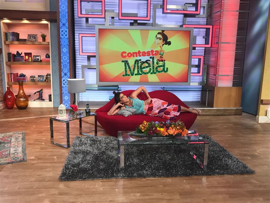 Mela la Melaza montó lo que será su consultorio en un sillón rojo con forma de labios.