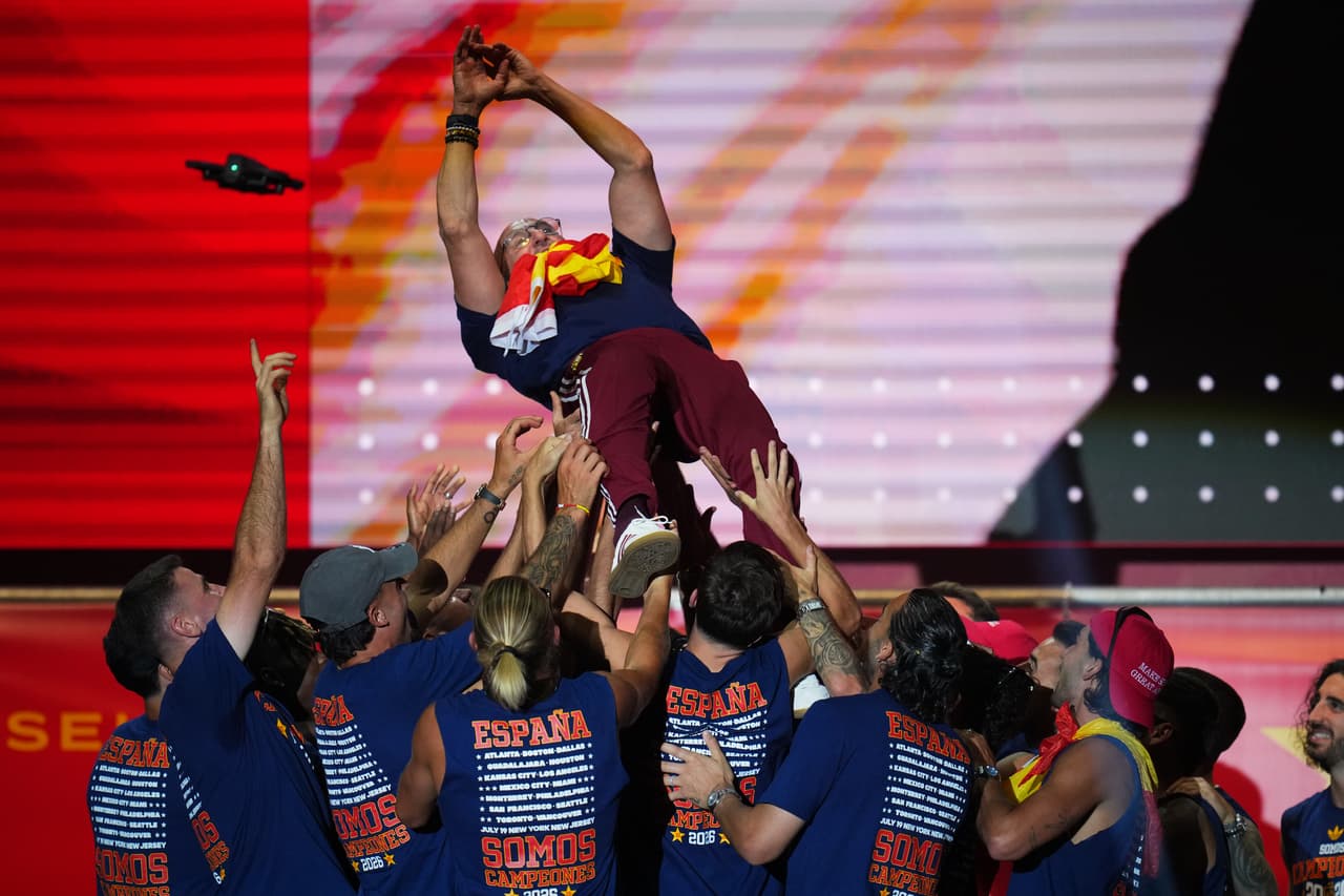 El seleccionador español de futbol, Luis de la Fuente, es alzado en hombros por sus jugadores durante las celebraciones en la Plaza de Cibeles de Madrid el lunes 20 de julio de 2026, tras la victoria de España sobre Argentina en la final del Mundial.