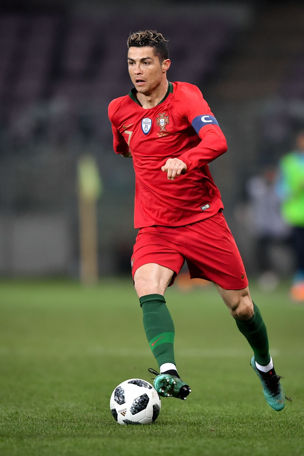 <b>Cristiano Ronaldo</b>:
<b>109.5 millones de dólares</b>. Es el capitán de Portugal y juega con el Real Madrid.