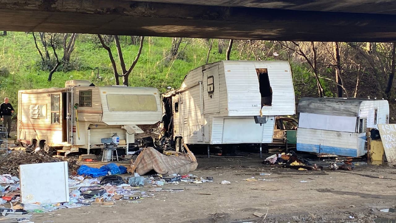 El incendio fue debajo de un puente sobre Roseville Road cerca de Longview Drive