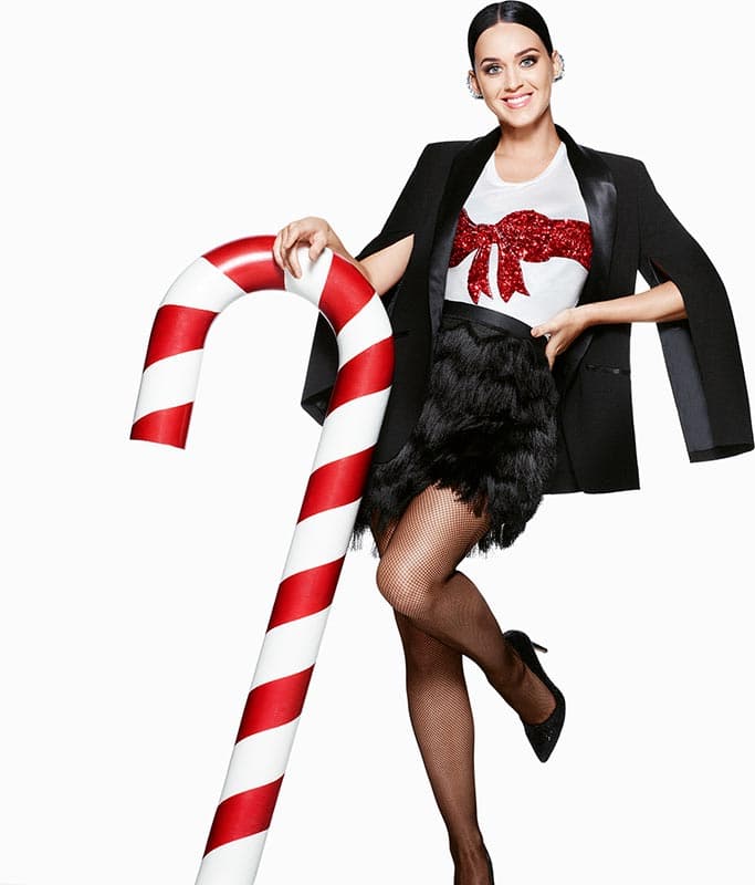 Con detalles súper sencillos como un bastón de dulce, le dieron un toque muy navideño a las imágenes y ella luce espectacular.