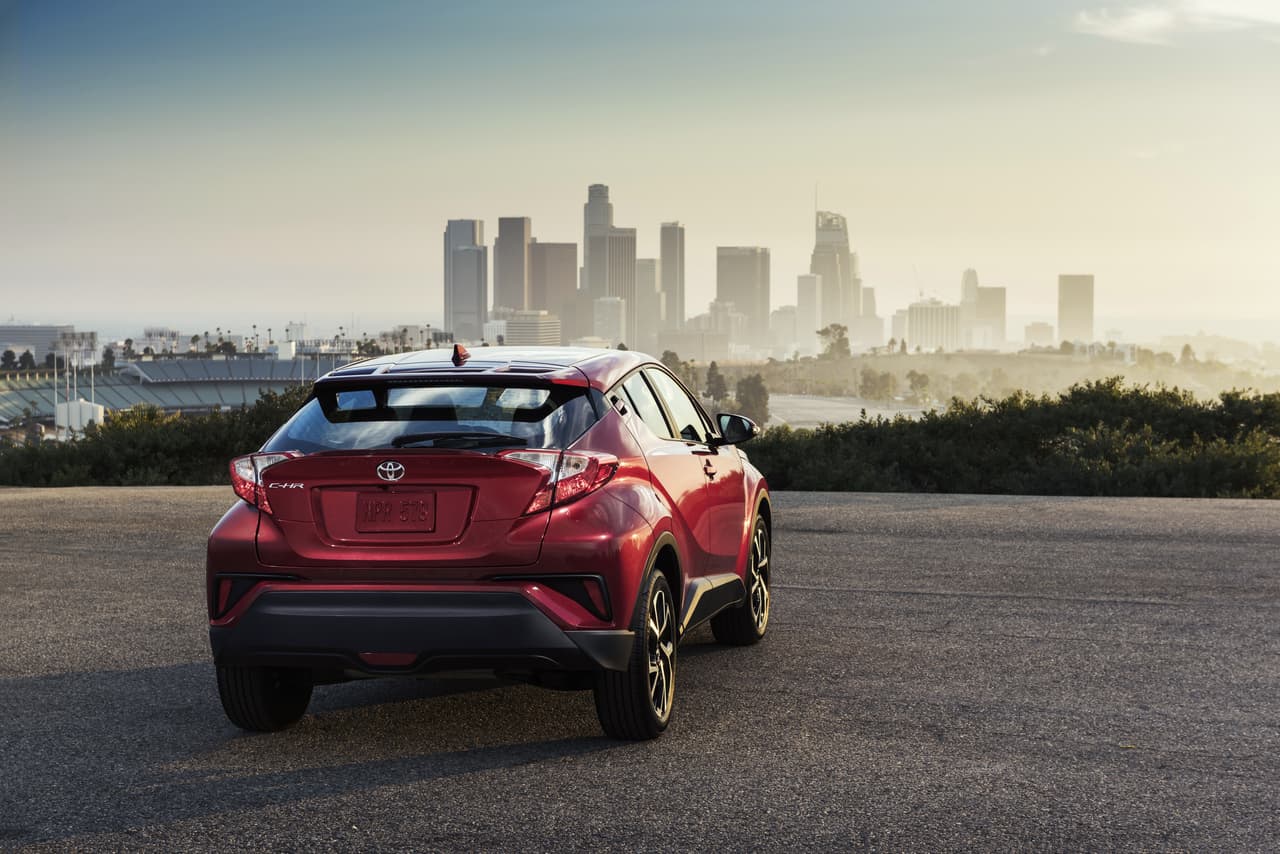 Con la apariencia radical de la CH-R, Toyota sigue los pasos de la Nissan Juke pionera en el segmento, la cual ha reportado ventas saludables desde su llegada en el año 2011.