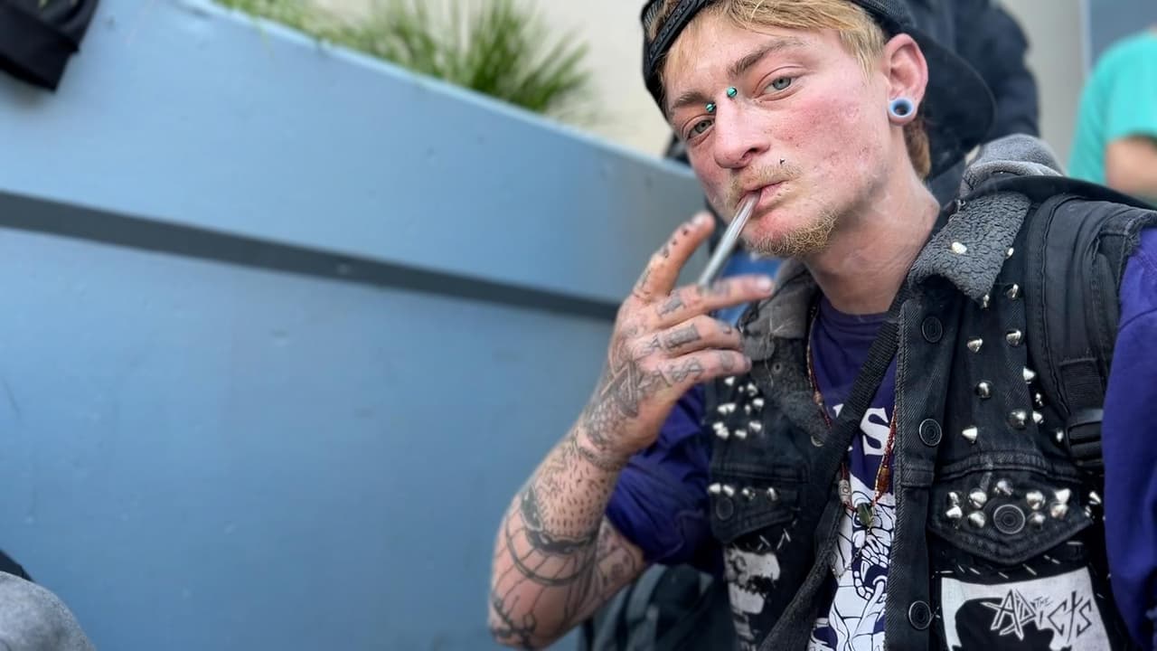 Uno de los aspectos más impactantes es la normalización de esta situación por parte de los niños. Crecer viendo a personas inyectándose o fumando fentanilo mientras van a la escuela es algo cotidiano para ellos.
<br>