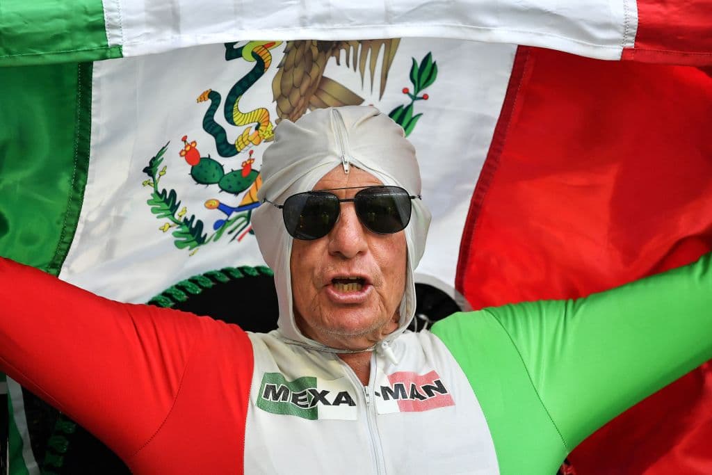 El colorido de los fanáticos de México y Brasil hace parte de una fiesta que se enciende en el Samara Arena en medio del partido de octavos de final entre ambos equipos en el Mundial Rusia 2018.