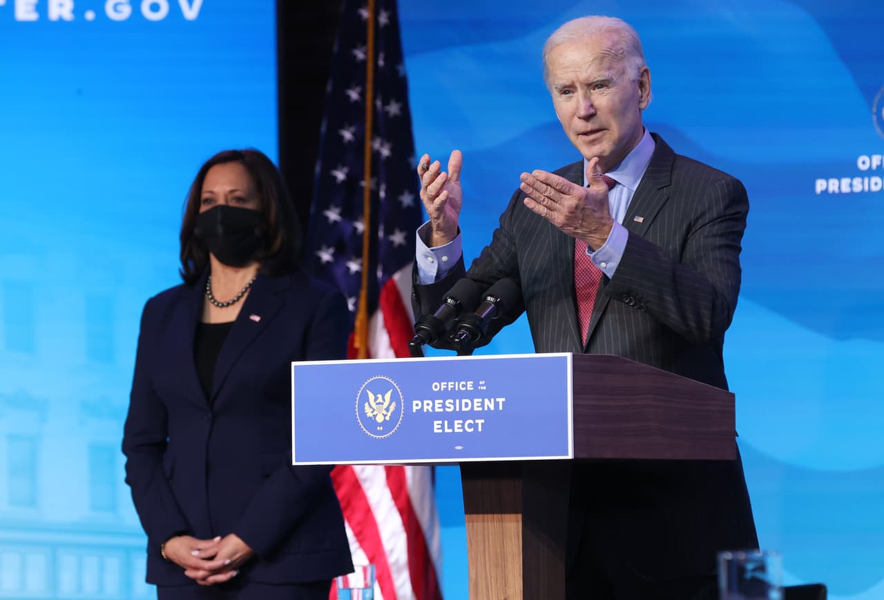 Joe Biden hace comentarios después de anunciar los nominados al gabinete que completarán su equipo económico, incluidos los secretarios de comercio y trabajo en The Queen Theatre el 8 de enero de 2021 en Wilmington, Delaware.