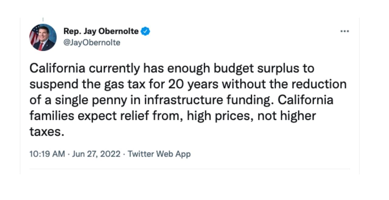 “California actualmente tiene suficiente superávit presupuestario para suspender el impuesto a la gasolina durante 20 años sin la reducción de un solo centavo en la financiación de la infraestructura. Las familias de California esperan alivio de los altos precios, no impuestos más altos”, se lee en un mensaje de twitter del representante Obernolte.