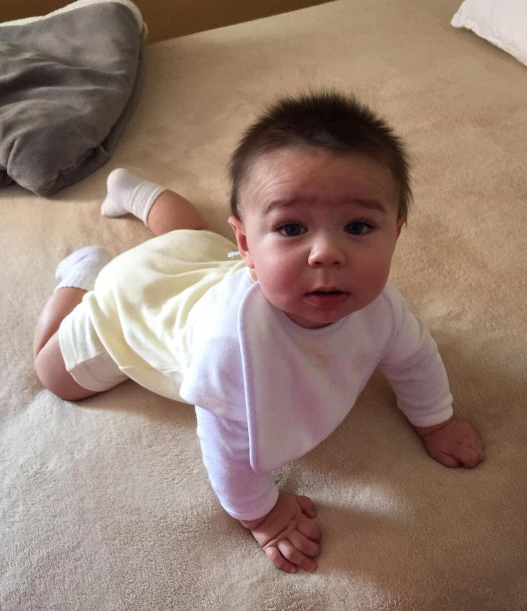 'Chayotito style! Jaja yo creo que eso de que se le hiciera el pelo rizado ya no, no? Jaaaaa #Diego #7meses #7months', escribió la actriz debajo de esta foto en la que evidencia que Diego no heredó los rizos de su padre.