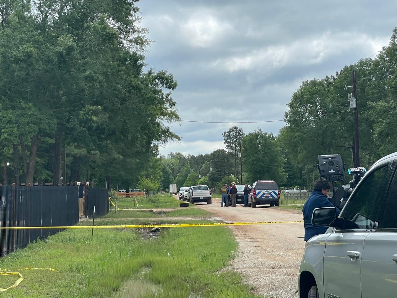 Según el sheriff Greg Capers,
<a href="https://www.univision.com/local/houston-kxln/lo-que-se-sabe-del-tiroteo-que-dejo-cinco-hondurenos-muertos-y-tres-heridos-en-texas-buscan-a-un-sospechoso-video?35435" target="_blank">Francisco Oropeza, de 38 años</a>, se enfrentó en estado de ebriedad a los vecinos, quienes en un punto de la noche
<b>le pidieron que dejara de usar su arma para hacer tiros al aire.</b>
<br>
<br>
<b>Oropeza respondió diciendo que haría lo que quisiera en su propiedad.</b>