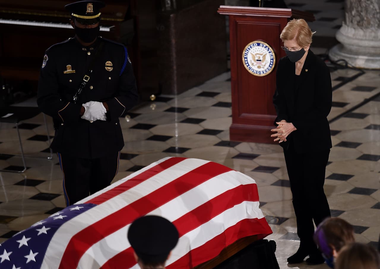 La demócrata Elizabeth Warren, senadora por Massachusetts, presentó sus respetos.