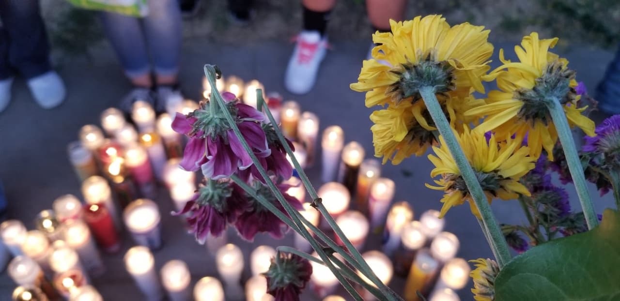 Realizan vigilia en honor a víctimas de tiroteo ocurrido en Fowler