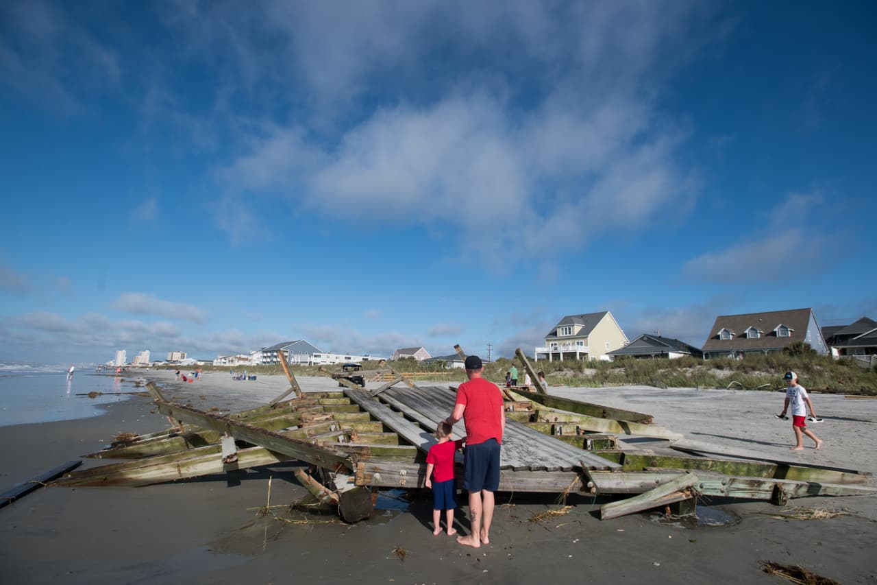 A casi dos días del paso de Isaías por las Carolinas, los escombros invaden las principales playas, tal es el caso de North Myrtle Beach, en Carolina del Sur.