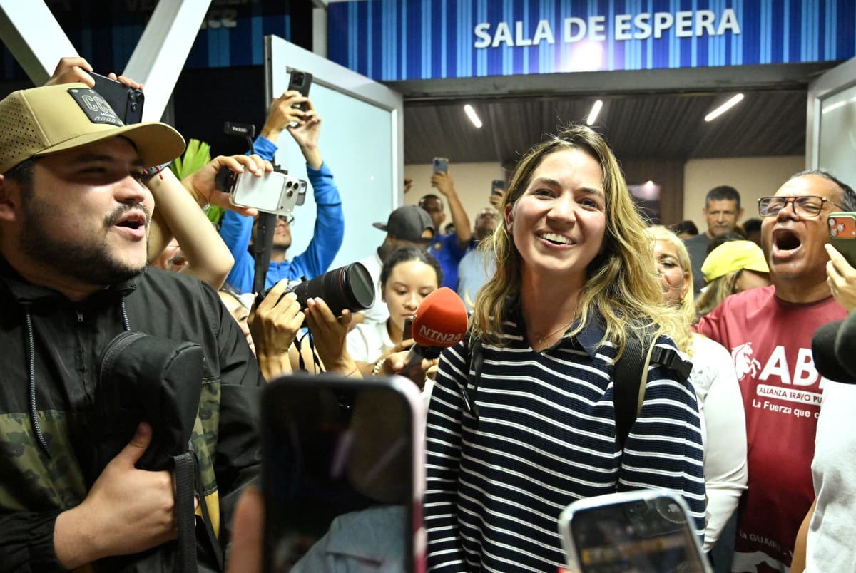 Tras los intentos fallidos de María Corina Machado por volver a Venezuela, regresa su jefa de comunicaciones