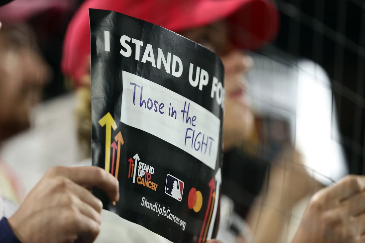 La mayoría sostenía pancartas con los nombres de alguien que estaba actualmente en la lucha o en memoria de alguien que sucumbió a la enfermedad.