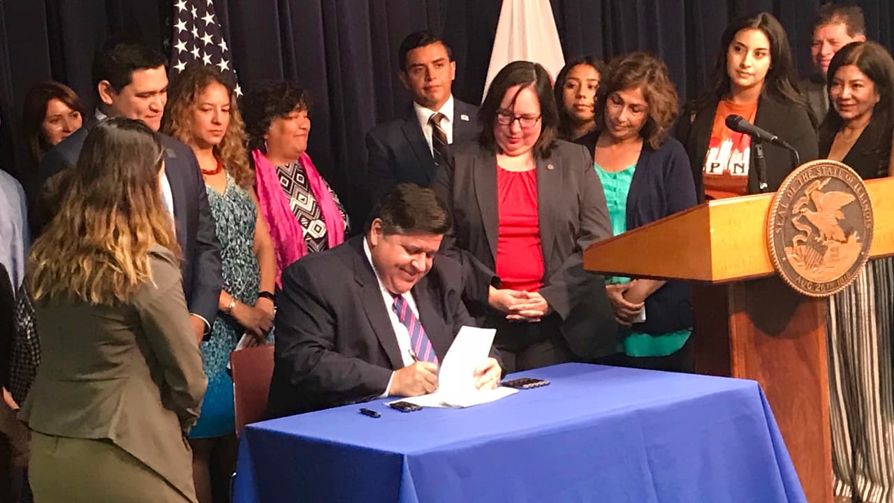JB Pritzker firma la Ley de Protección de Inquilinos Inmigrantes.