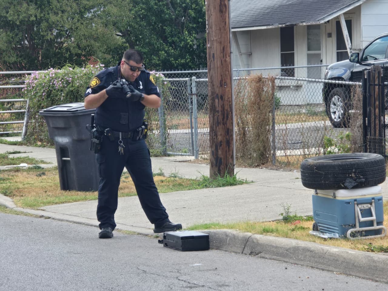Este no es un hecho aislado. La policía de San Antonio reconoció que existe una
<b>racha de asaltos a cajeros automáticos y a las personas que los utilizan o les dan servicio</b>. Incluso, no descartan que
<b>la misma banda esté detrás de los ataques</b> ocurridos en las últimas semanas.