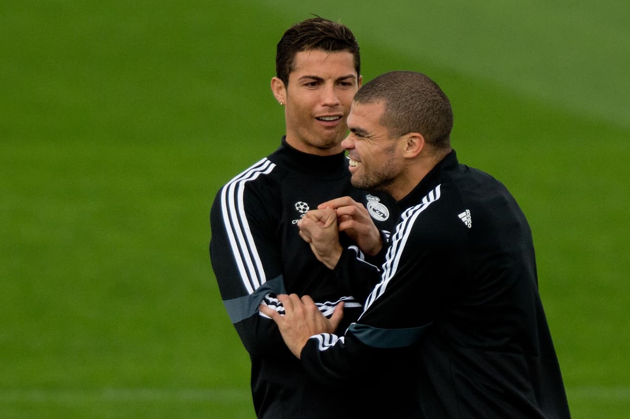 Pepe le deja un 'recuerdito' a Cristiano Ronaldo durante un entrenamiento