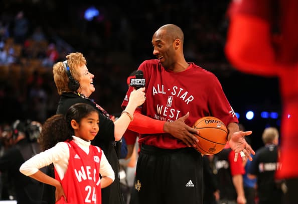 Kobe Bryant junto a su hija Gianna Bryant durante
<a href="https://www.univision.com/shows/republica-deportiva/un-poco-de-historia-el-juego-de-estrellas-de-la-nba-video">el juego de las estrellas</a> de la NBA de 2016 en Toronto, Canadá.