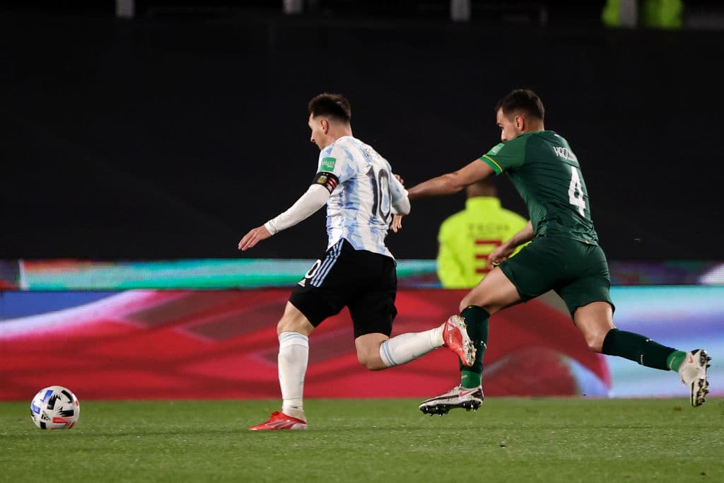 Con un asombroso hat trick de Lionel Messi, Argentina golea 3-0 a Bolivia y se sitúan en la segunda plaza de manera solitaria.