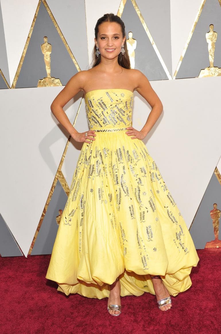 Alicia Vikander en Los Óscar en un vestido amarillo Louis Vuitton.