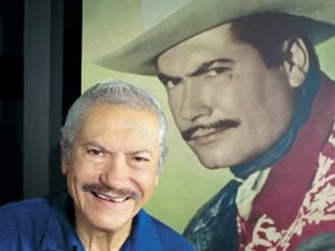 ¡En el norte también hace aire! Y Eulalio González, 'El Piporro' se convirtió en un ícono de la música norteña, gracias a su talento, su simpatía, sus canciones alegres y sus inmortales frases.