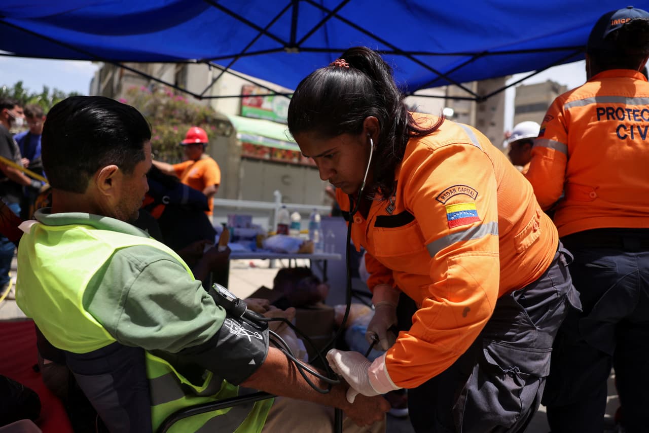 Una persona recibe atención médica tras los terremotos en Caracas.