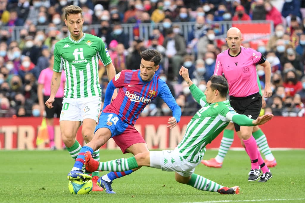 Barcelona no logra levantar frente al. Betis, caen 0-1 y se mantienen en el séptimo lugar con 23 unidades.