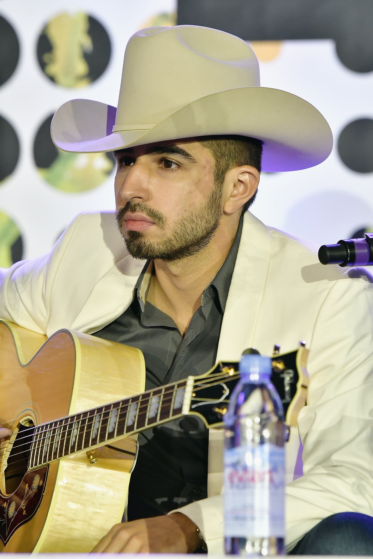 “
<b>Siempre tendré esa espinita</b> y esas ganas de que me grabe, porque al final del día los sueños y
<b> las ganas que tengo no se van</b> a quitar por eso”, dijo el cantante de regional mexicano.