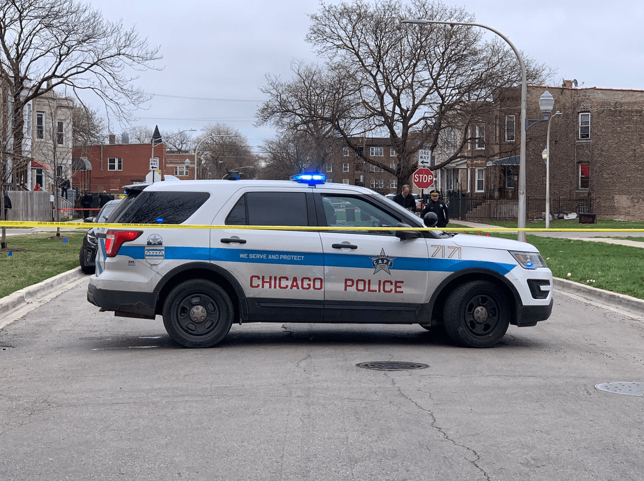 Patrulla de la policía atiende al lugar de los hechos.