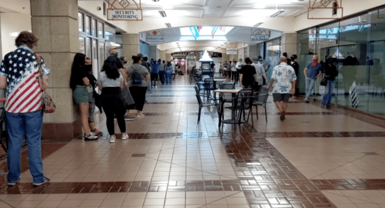 <b>¿Cuáles son los horarios para la votación anticipada?</b>
<br>
<ul>
<li style="box-sizing: border-box; margin-bottom: 10px;">Martes a sábado, 13 al 17 de octubre de 8 a.m. a 6 p.m.</li>
<li style="box-sizing: border-box; margin-bottom: 10px;">Domingo, 18 de octubre a partir del mediodía hasta las 6 p.m.</li>
<li style="box-sizing: border-box; margin-bottom: 10px;">Lunes a sábado, 19 al 24 de octubre de 8 a.m. a 8 p.m.</li>
<li style="box-sizing: border-box; margin-bottom: 10px;">Domingo, 25 de octubre a partir del mediodía hasta las 6 p.m.</li>
<li style="box-sizing: border-box; margin-bottom: 10px;">Lunes a viernes, del 26 al 30 de octubre de 8 a.m. a 10 p.m.</li>
</ul>