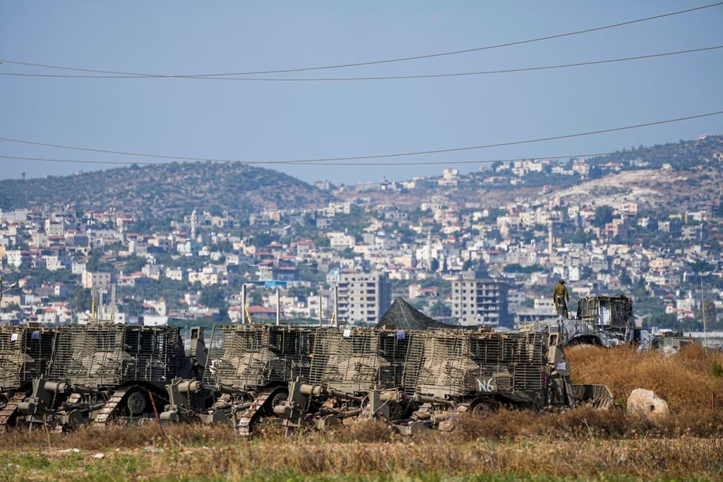 Vehículos israelíes que participan en la incursión armada de Israel en Cisjordania ocupada.