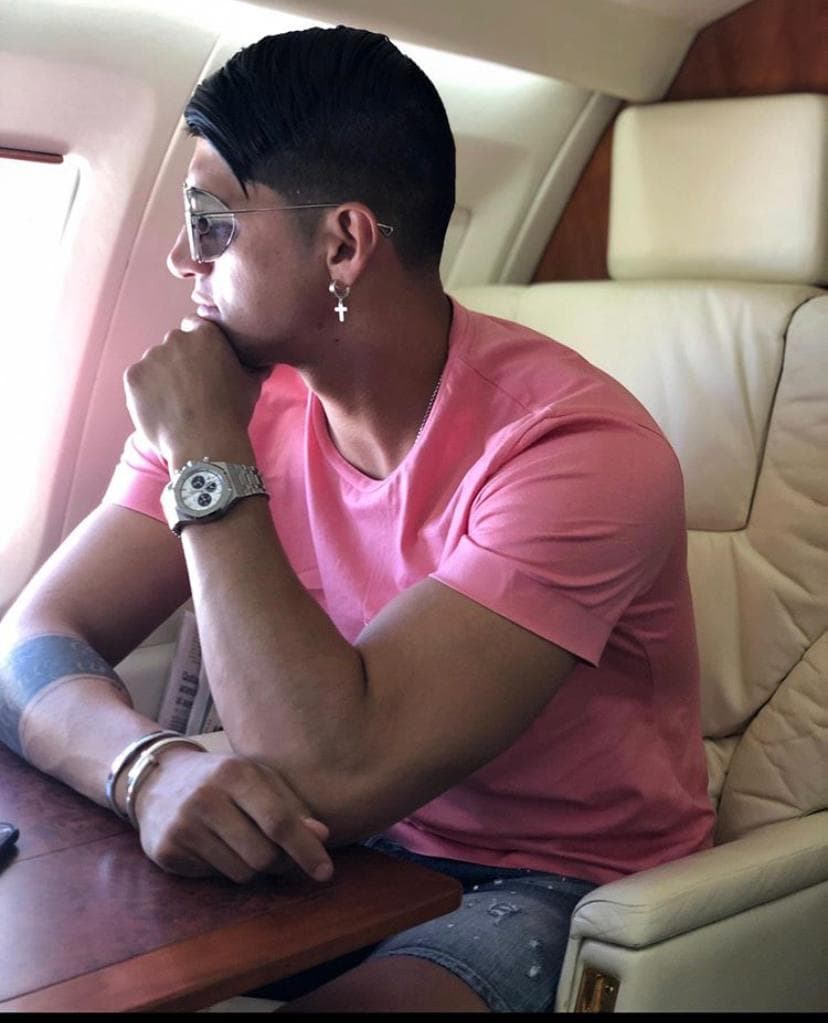 <b>Avión privado</b>
<br>En distintas ocasiones ha subido fotos de él, junto a su madre o su esposa acompañándolo en vuelos privados. ¡Qué comodidad!