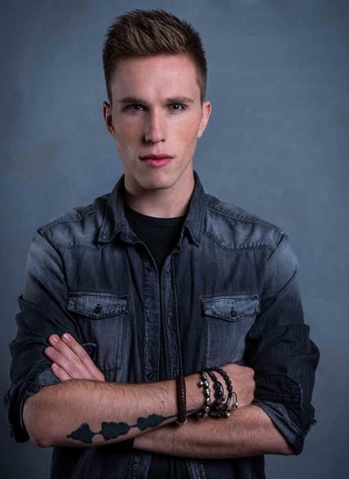 Actualmente dirige y pruduce su propia estación de radio, y su éxito siguie creciendo.